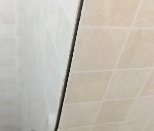 白云瓷砖空鼓维修公司分享阳台瓷砖脱落的修复过程可以分为以下几个步骤