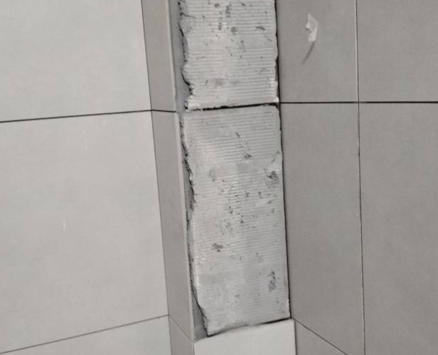 白云瓷砖空鼓维修公司分享下瓷砖施工前基层浇水润湿程度不足，可能导致以下问题