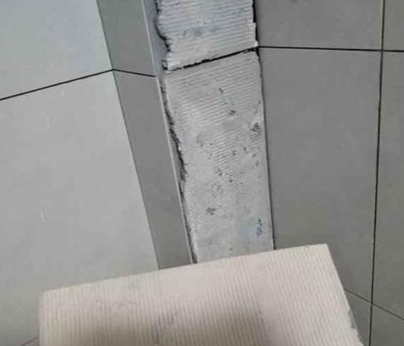 白云瓷砖空鼓维修公司分享下厨房瓷砖脱落的补救措施。